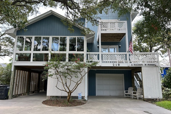 A Hideaway in Paradise! A short walk to beach, pier and seaside restaurants!