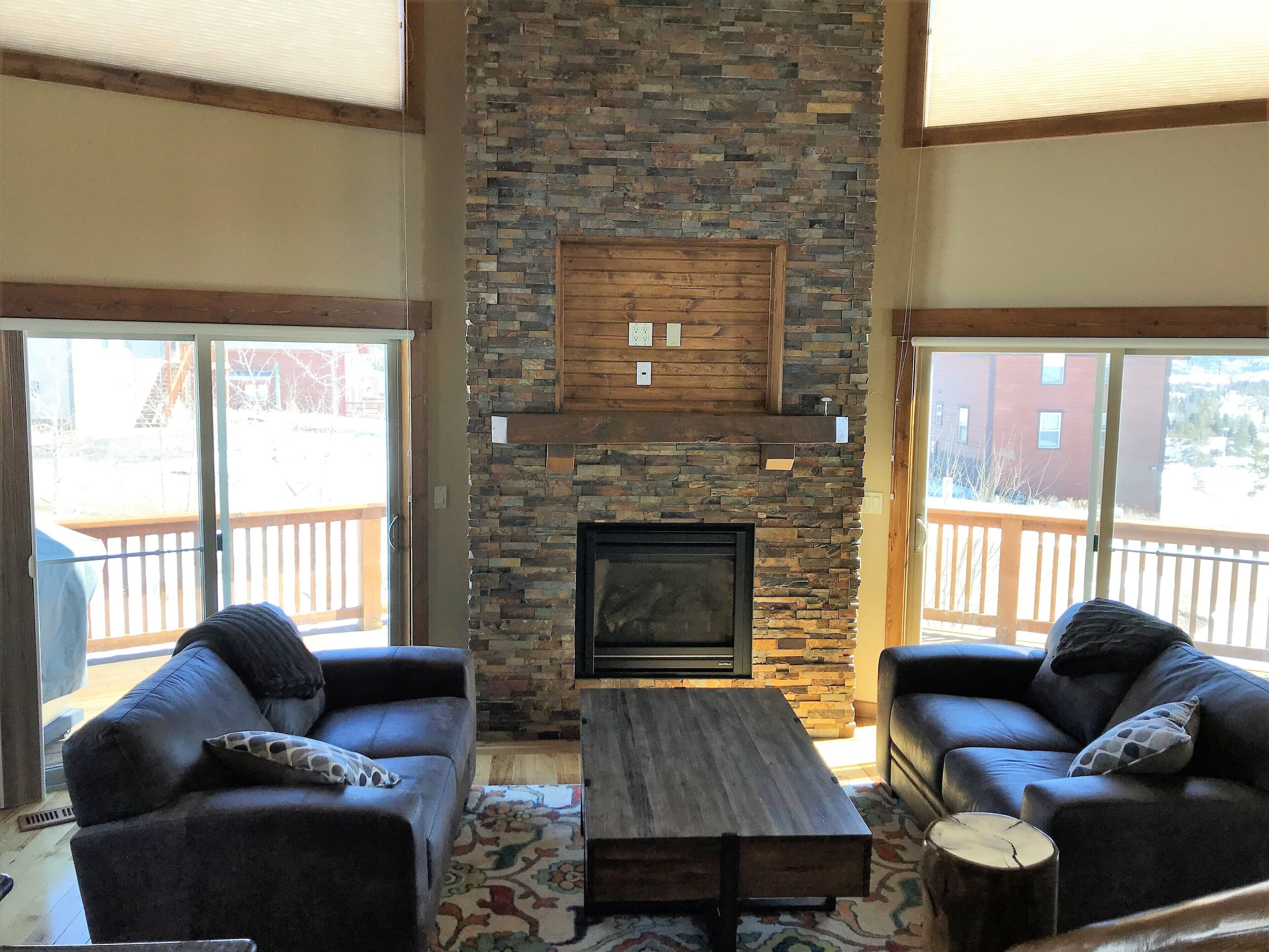 Smart-TV, Kamin, Kinderspielzeug, Stereoanlage