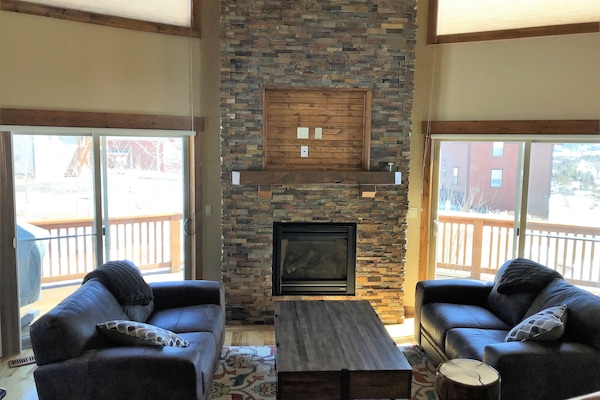 Smart TV, chimenea, juguetes y estéreo