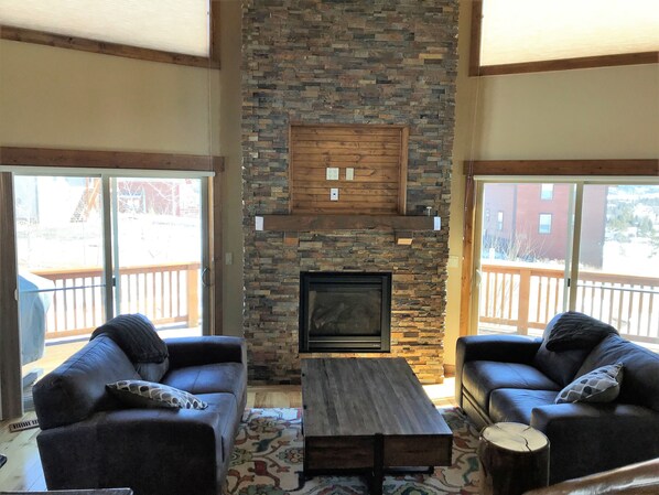 Smart TV, fireplace, toys, stereo