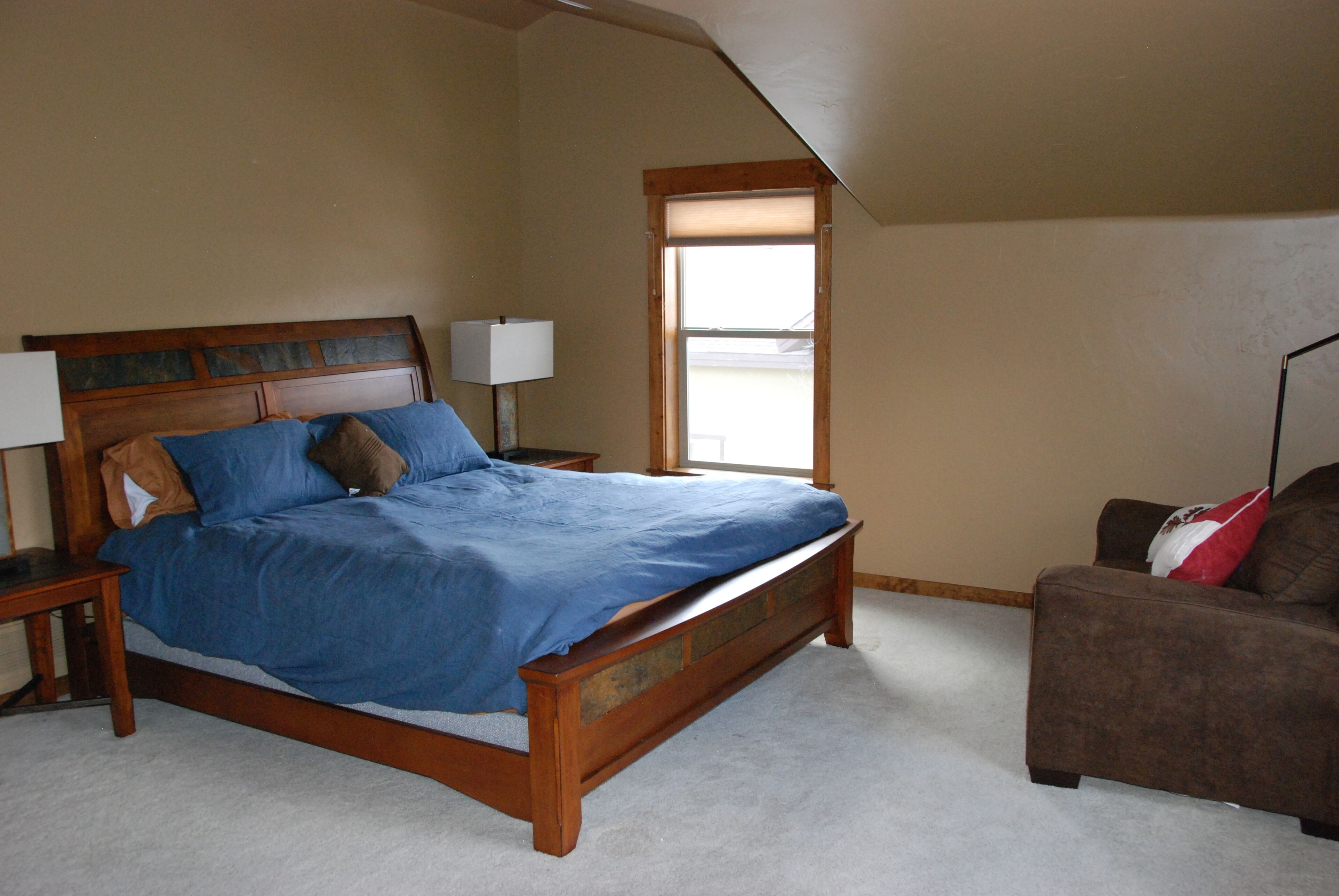 Beautiful vacation home with stunning lake and mountain views 