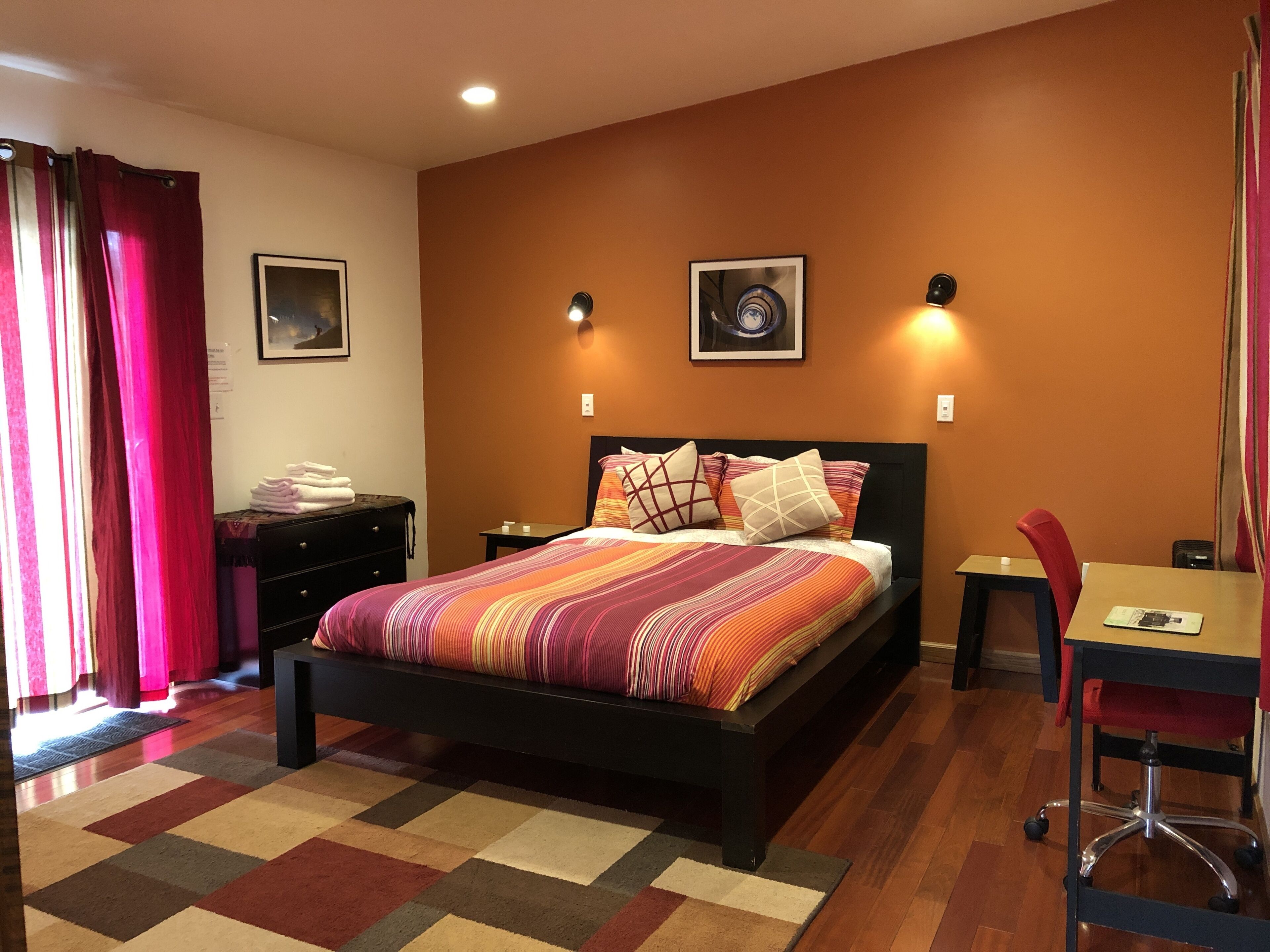 Contemporary, Secluded Cabin in the Heart of  Woodstock W/ Hot Tub & Fireplace