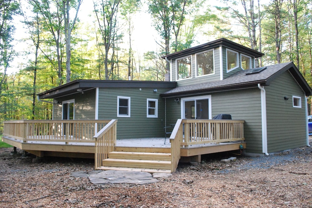 Contemporary, Secluded Cabin in the Heart of Woodstock W/ Hot Tub & Fireplace