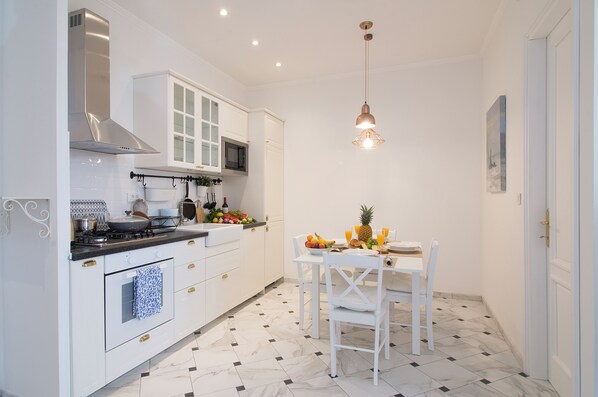 Frigorifero, microonde, forno, piano cottura