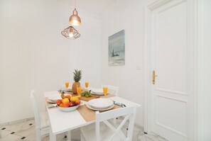 Dining - Rijeka Centre Theatre View - Stylish Apartment (Rijeka)