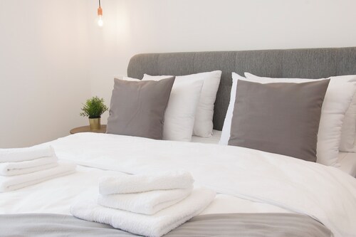 Rijeka Centre Theatre View - Stylish Apartment