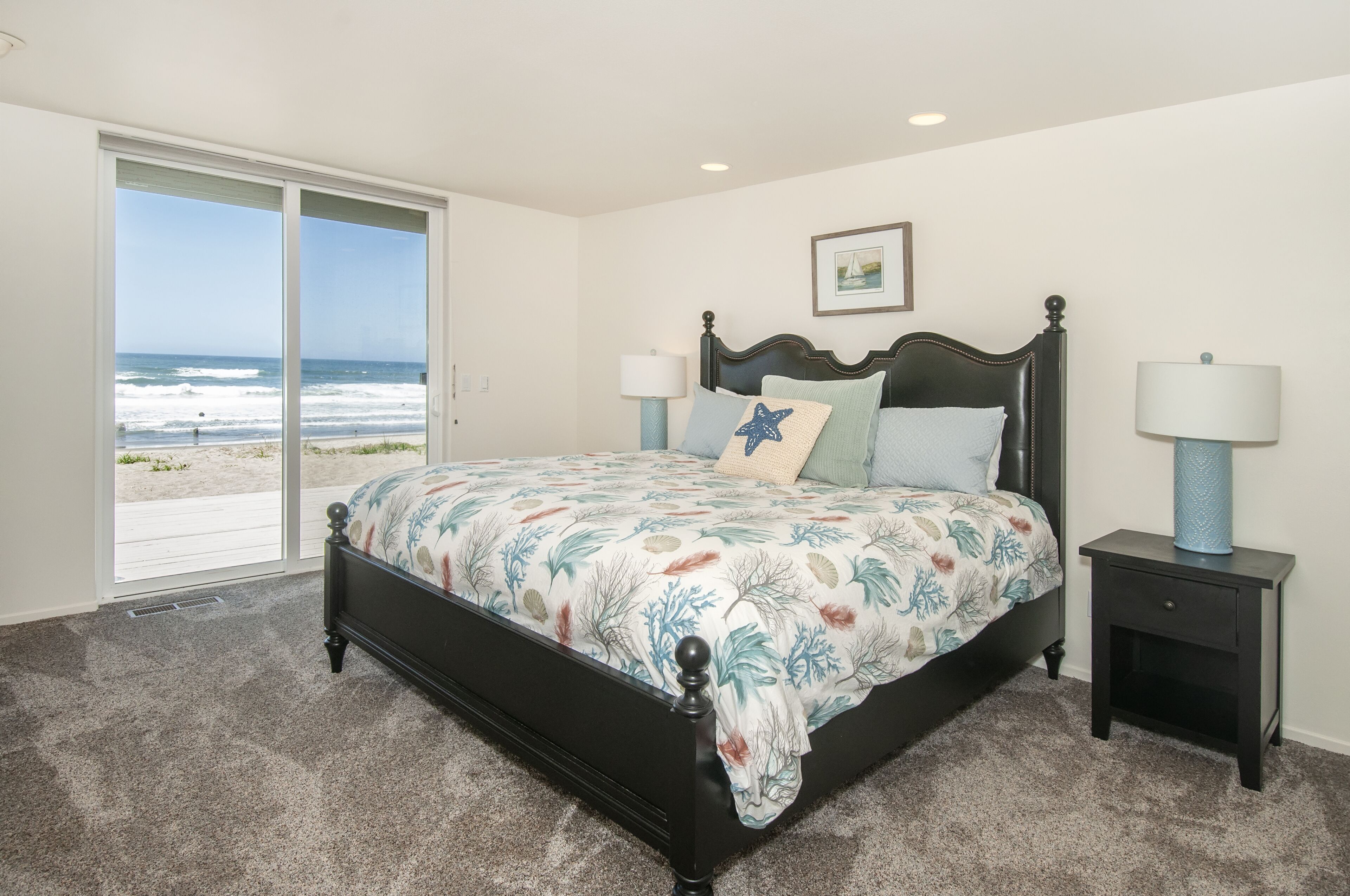 Direct Ocean Front REMODELED 6 bedroom, 4 bathroom. Hot tub , Views,