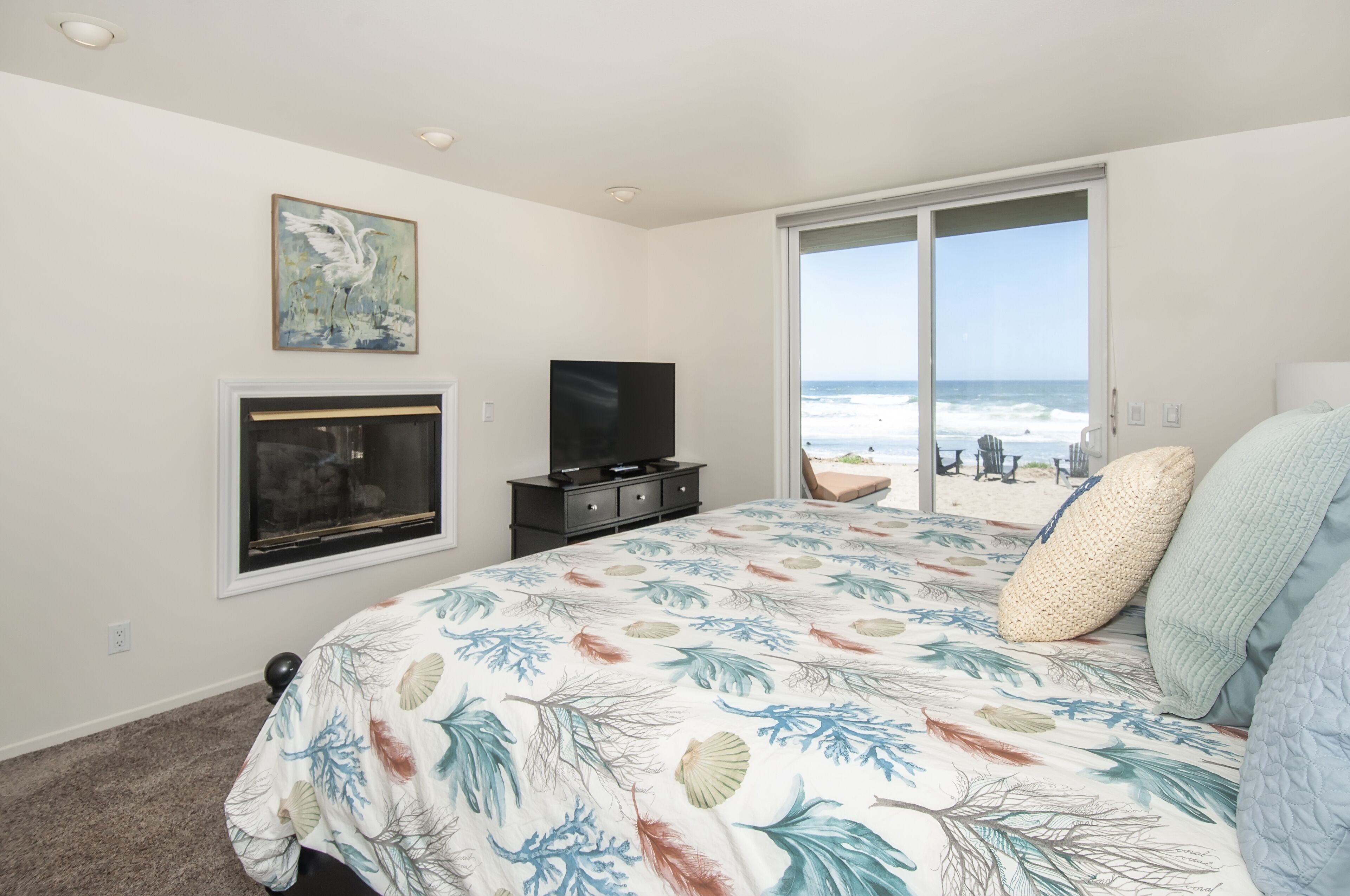 Direct Ocean Front REMODELED 6 bedroom, 4 bathroom. Hot tub , Views,