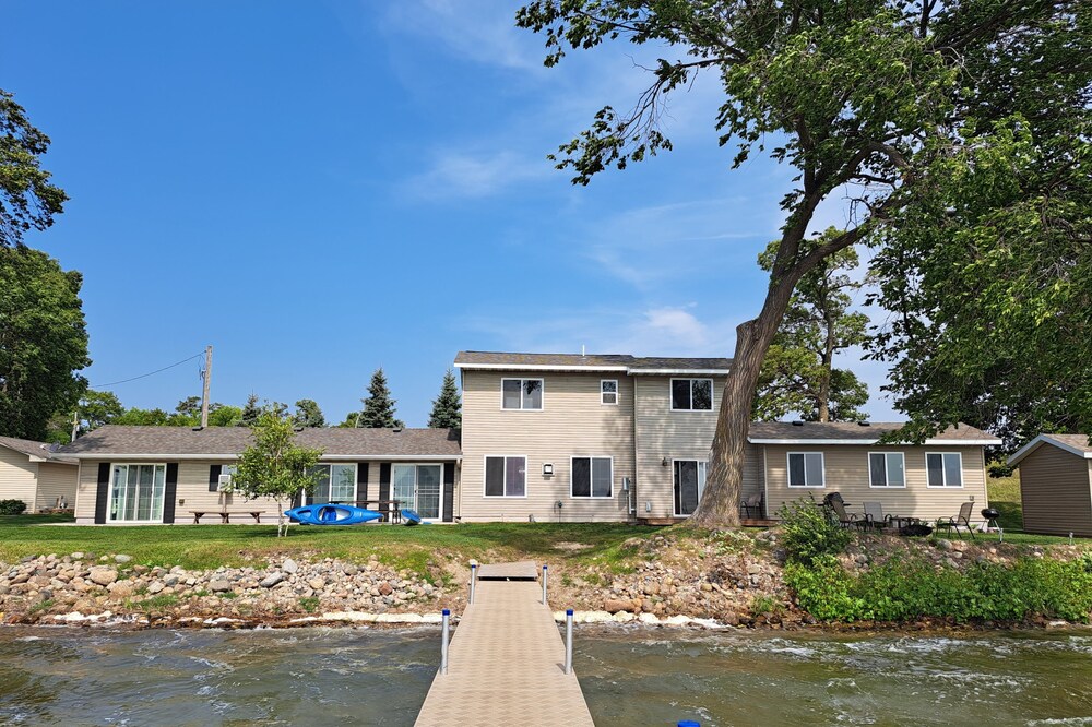Lakeside Retreat on Lake Lida