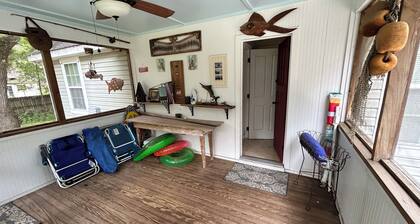 Ainutlaatuinen asunto Built muistuttamaan CA 1900 Coastal Cottage