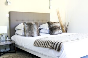 Habitación doble, vista a la alberca (Pool Garden) | Caja de seguridad en la habitación y decoración personalizada 