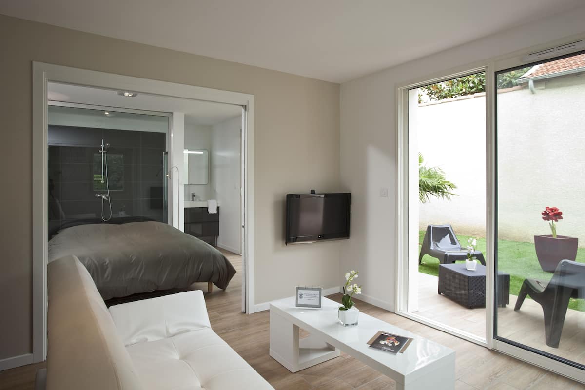 Family Suite (Appartement) | Living area | Flat-screen TV