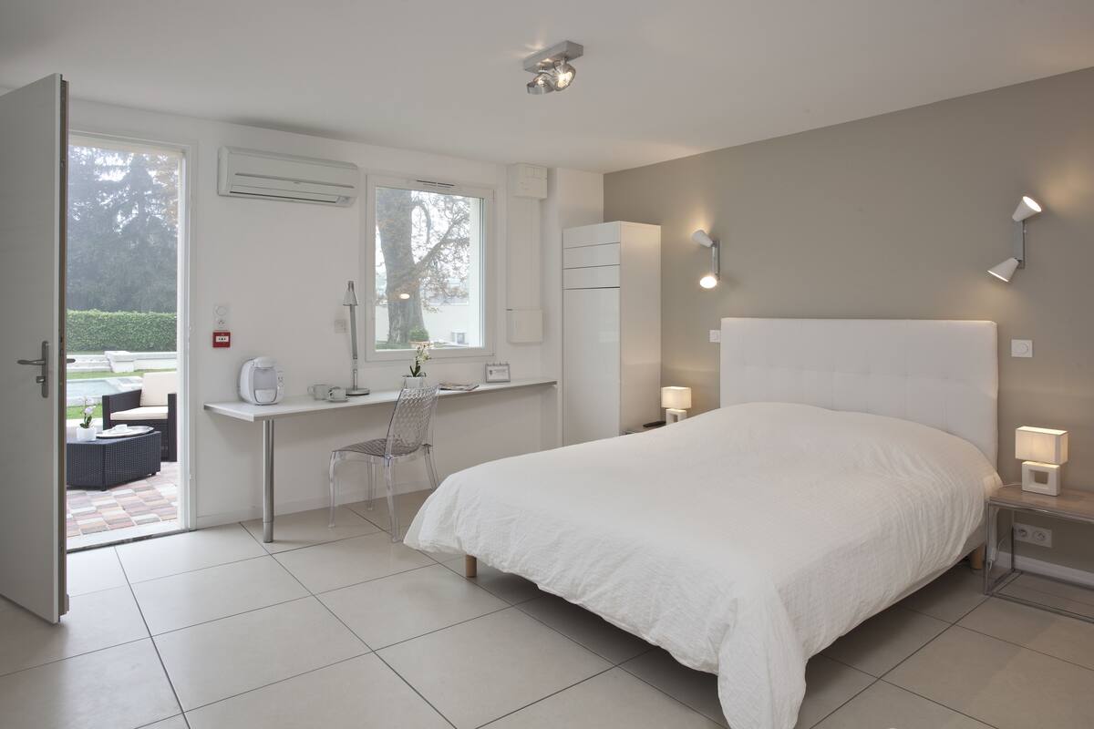 Chambre Double, vue piscine (Pool Garden) | Coffres-forts dans les chambres, bureau, rideaux occultants