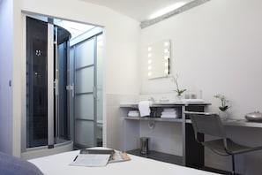 Comfort kamer | Een kluis op de kamer, individueel gedecoreerd, individueel gemeubileerd