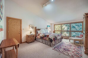 Casa de ciudad, 3 habitaciones | 3 habitaciones, escritorio y espacio para trabajar con laptop