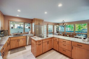 Casa de ciudad, 3 habitaciones | Cocina privada | Refrigerador, microondas, horno y lavavajillas