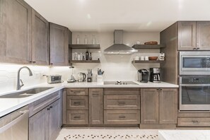 冰箱、微波炉、烤箱、炉灶