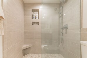 Badewanne, Haartrockner, Handtücher, Seife