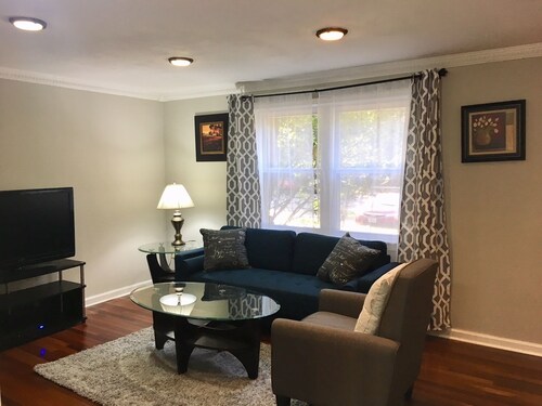 4-bedroom vacation home just 9 minutes drive to Tysons Corner Center