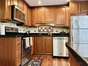 Refrigerador, microondas, horno y parrilla de estufa 