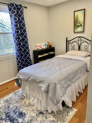 4 bedrooms, iron/ironing board, WiFi, bed sheets