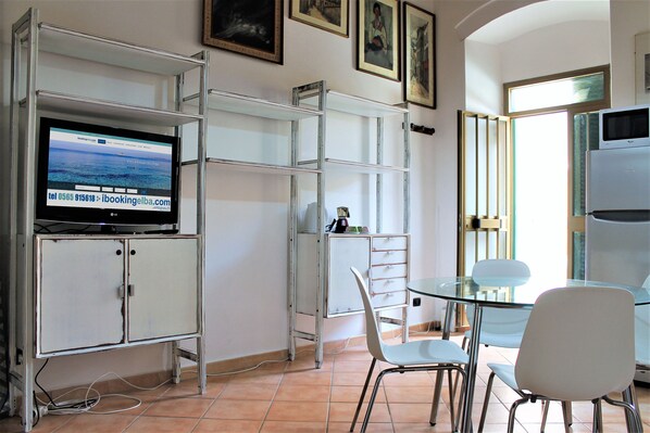 Apartament, 1 dormitori | Sala d'estar | Televisor de pantalla plana 