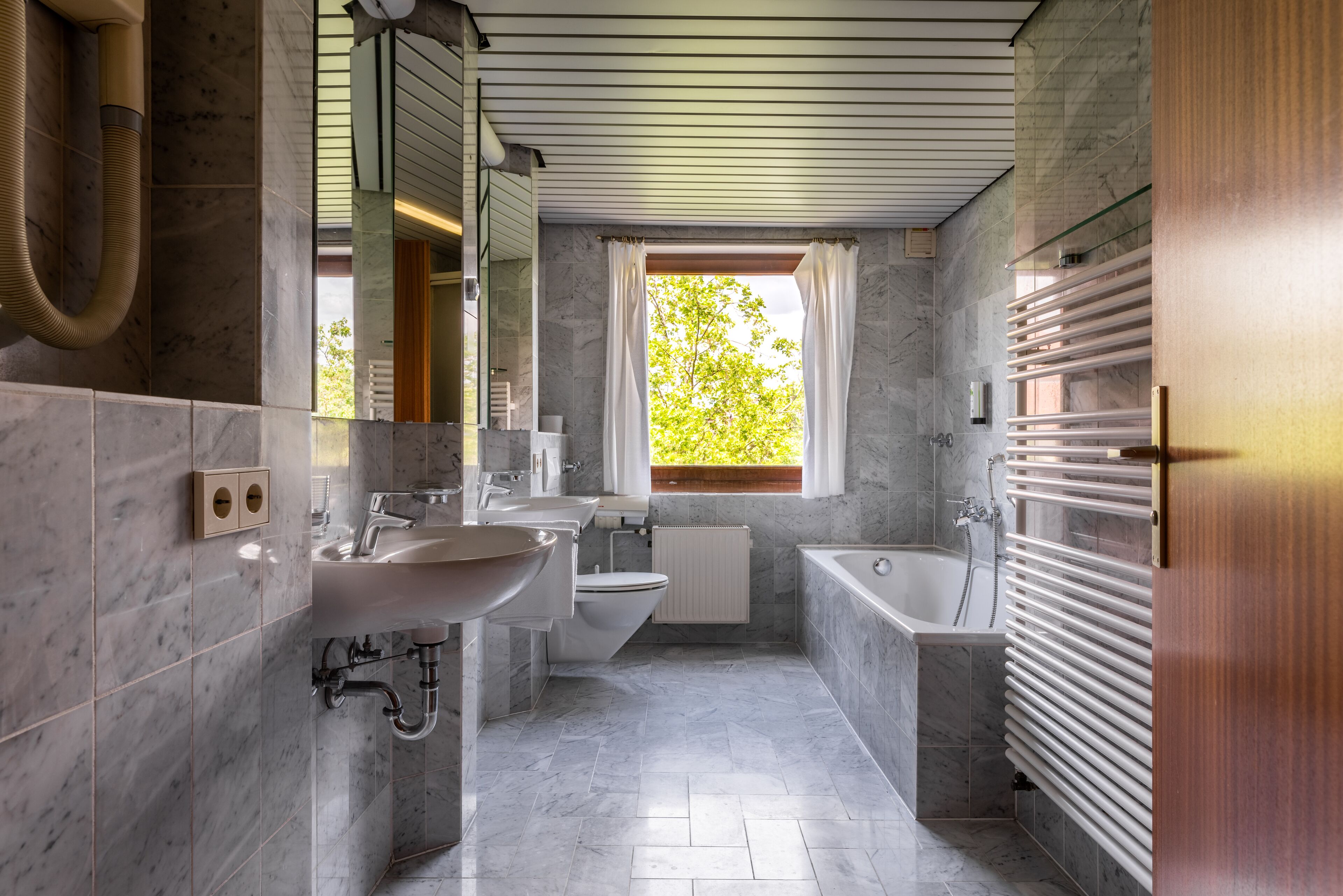 standard double room | bathroom | free toiletries, hair dryer, towels