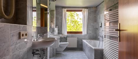 Habitación doble estándar | Baño | Amenidades de baño gratuitas, secadora de cabello, toallas