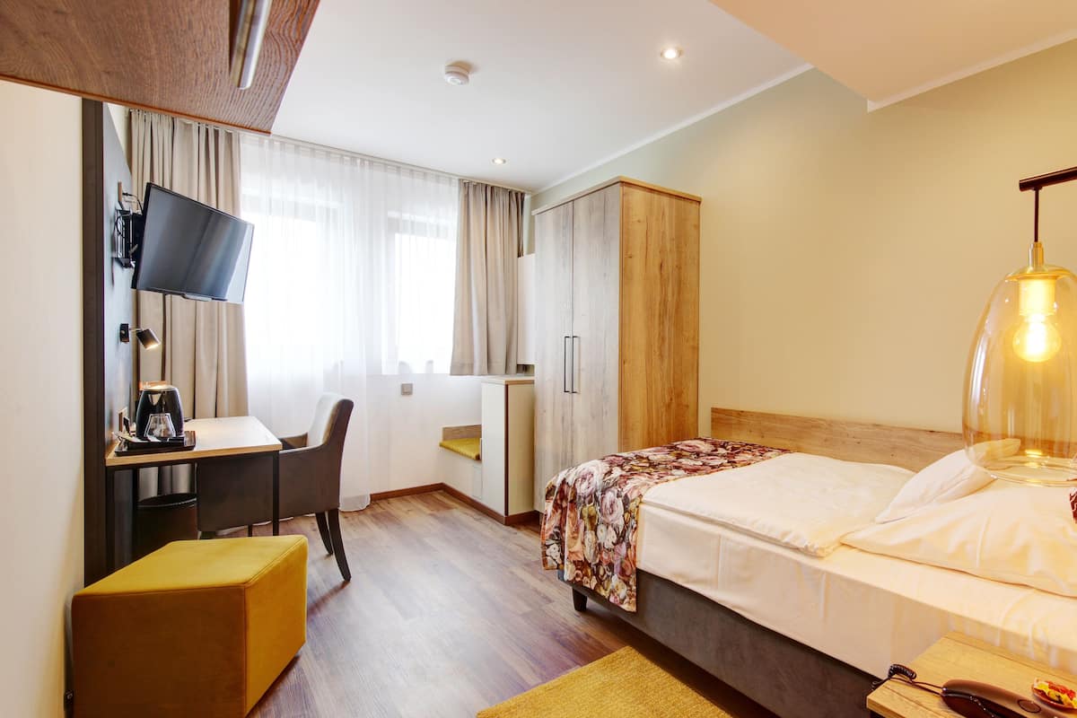 Escritorio, wifi gratis, ropa de cama y acceso para silla de ruedas