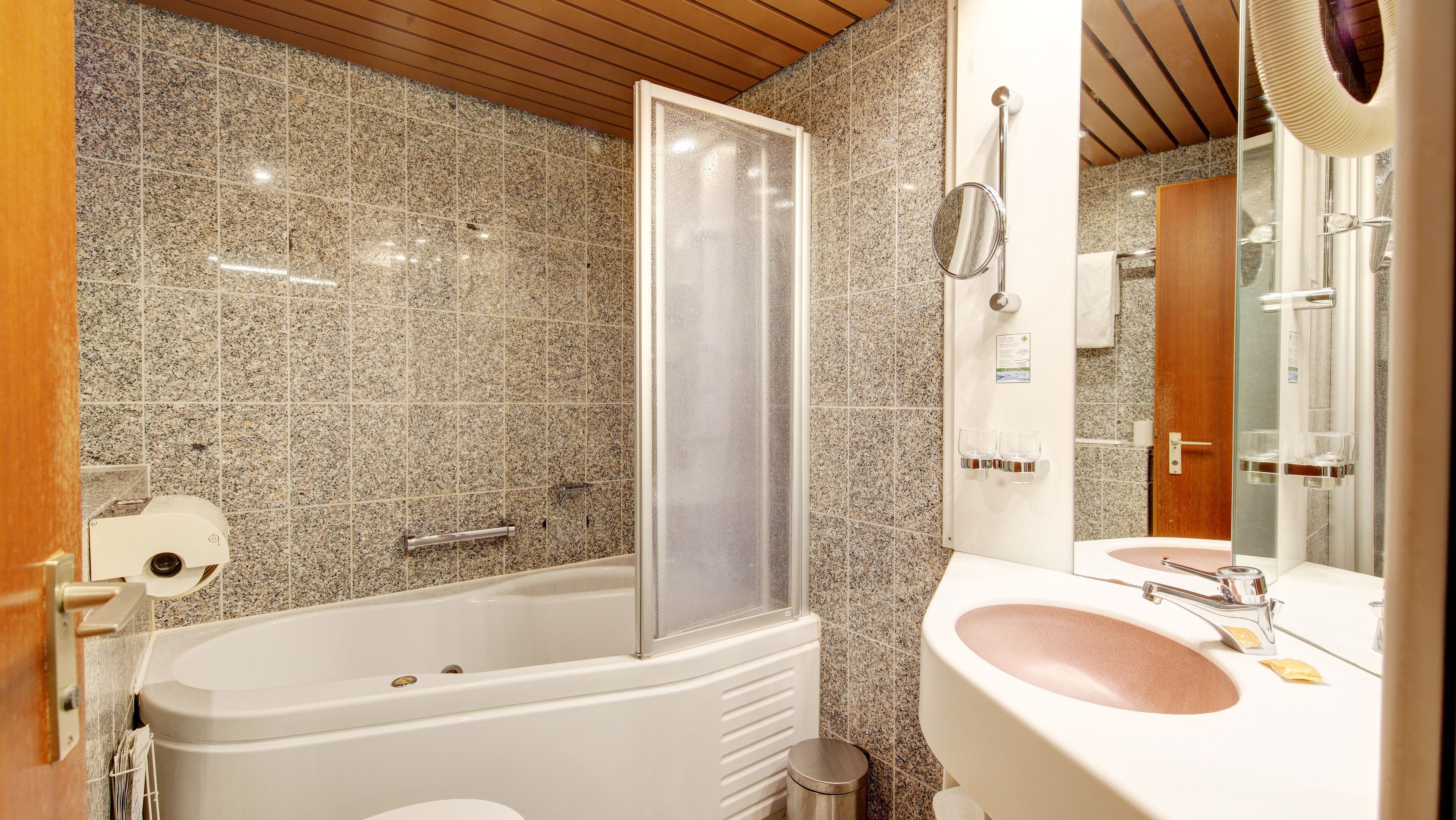 standard double room | bathroom | free toiletries, hair dryer, towels