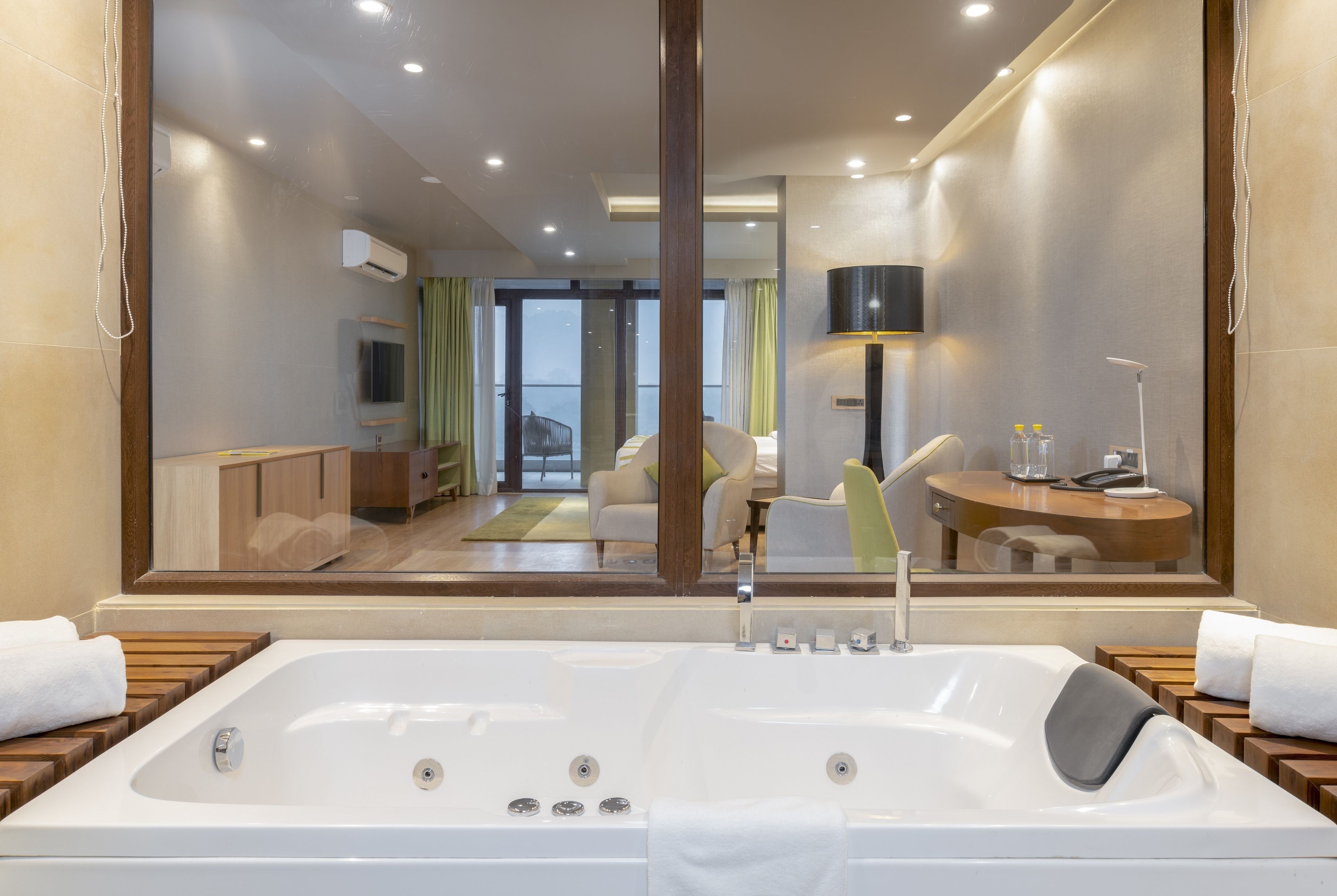 Shower, rainfall showerhead, free toiletries, hair dryer