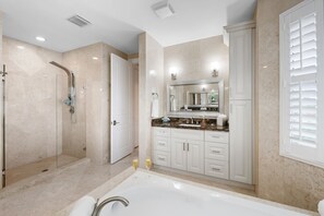 Combined shower/tub, jetted tub, hair dryer, bidet - NEWLY Discounted for NEW YEAR'S WEEK -- Save OVER 7,000 -- Book Now!!! (Lauderdale-By-The-Sea)