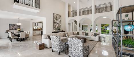 スマートテレビ、暖炉、テーブルサッカー台、卓球台