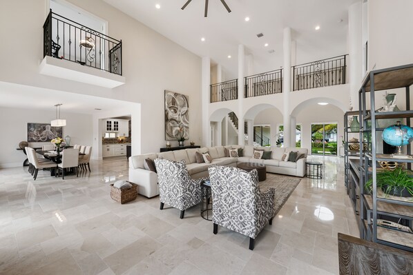 スマートテレビ、暖炉、テーブルサッカー台、卓球台