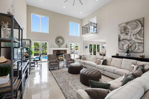 スマートテレビ、暖炉、テーブルサッカー台、卓球台