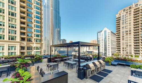 LOCATION!!  2b/2b Condo, 51st Floor AMAZING Views, Pool and other Amenities!
