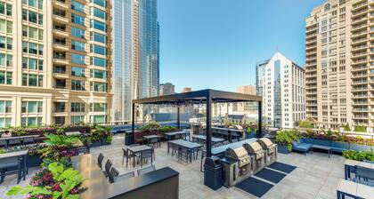 LOCATION!! 2b/2b Condo, 51st Floor AMAZING Views, Pool and other Amenities!