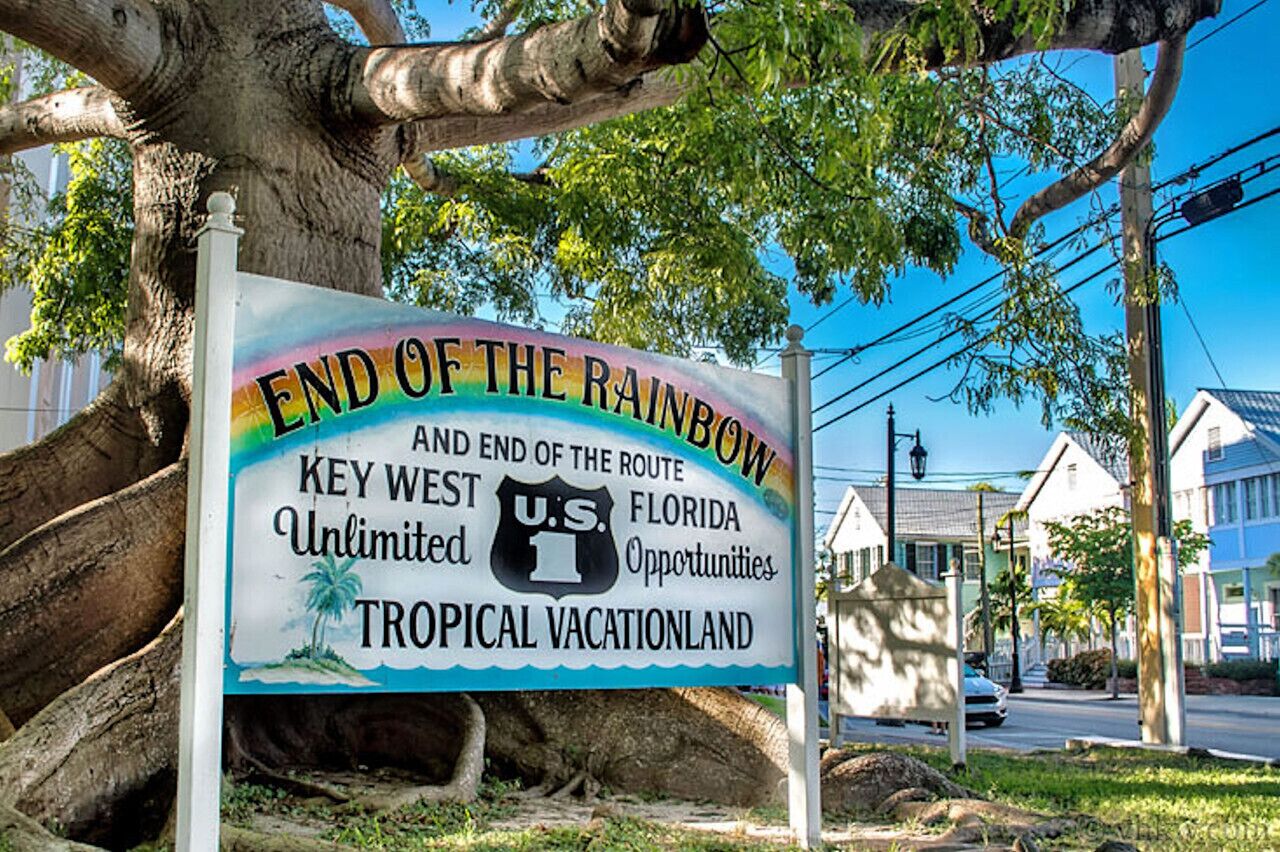 Un cartel con texto y el logotipo de la carretera U.S. Route 1, que indica una ubicación en Florida.