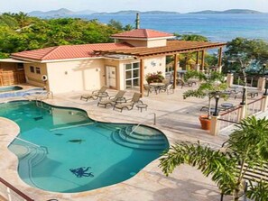 Utendørsbasseng og et oppvarmet basseng