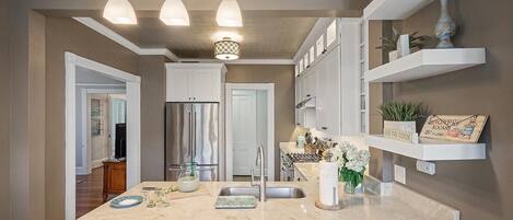 ثلاجة، ميكروويف، فرن، موقد طهي مسطح