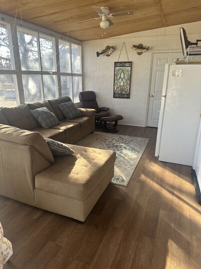 Cozy fishing cabin with lake view & boat parking “Come catch some memories “