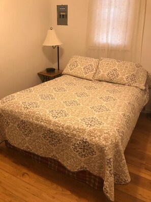 3 bedrooms, iron/ironing board, WiFi, bed sheets - Cozy fishing cabin with lake view & boat parking “Come catch some memories “ (Scottsboro)