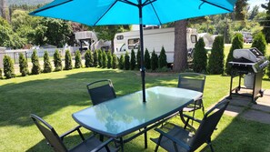 Outdoor dining - 4 Bedroom Home in the Shuswap,  Close to Canoe Beach! (Canoe)