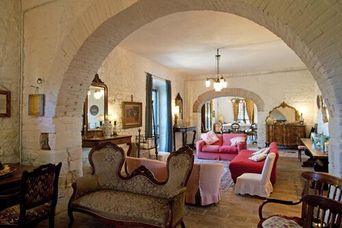 Charming old stone villa early 1600's. Breathtaking view, Pool, AC, Maid service