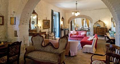 Charming old stone villa early 1600's. Breathtaking view, Pool, AC, Maid service