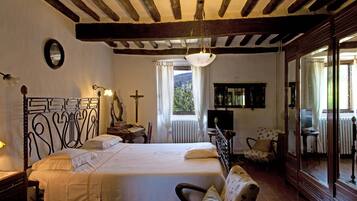 6 bedrooms, desk, iron/ironing board, free WiFi