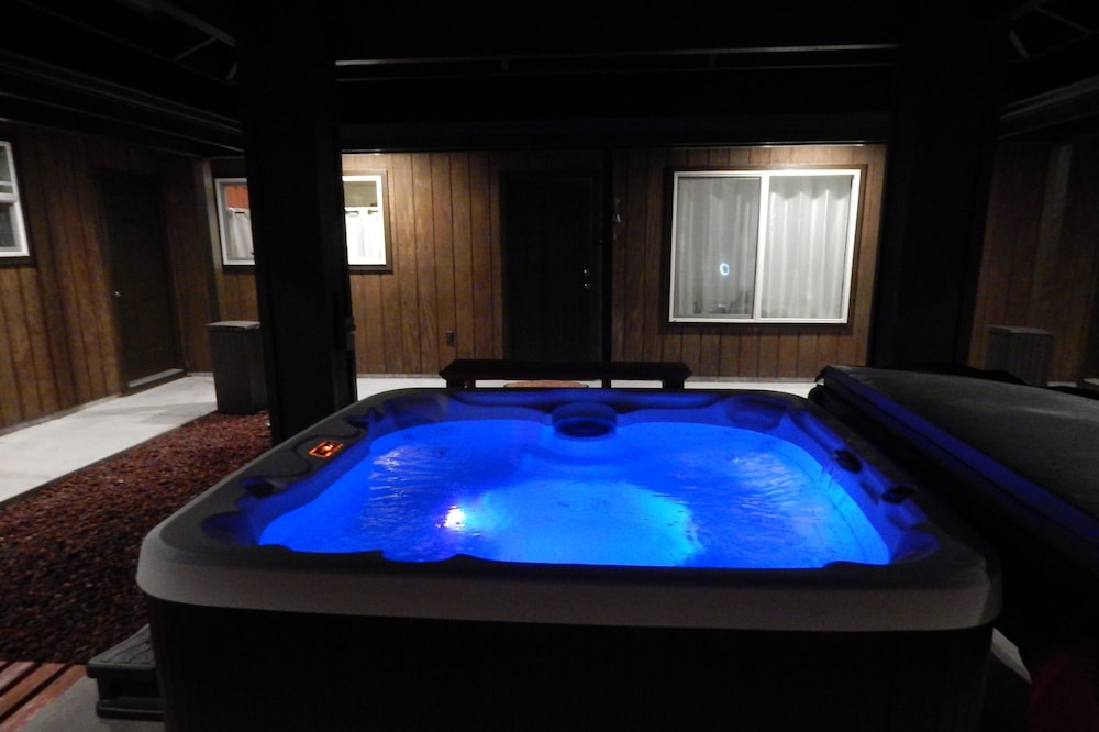 Jade Oasis/ Nene room with hot tub 2.5 miles to the Volcanoes Park
