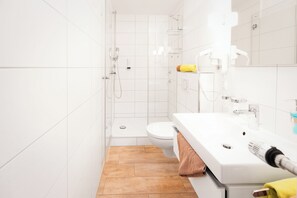 Shower, hair dryer, towels, soap - Hotel Zur Alten Post (Nottuln)