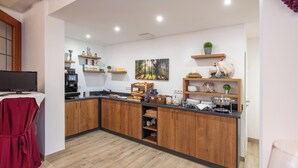 Una cocina moderna con armarios de madera, una isla central y varios electrodomésticos.