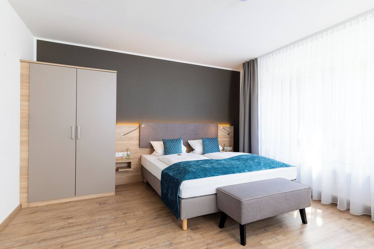 Quadruple Room, 1 Queen Bed with Sofa bed, Non Smoking | Hypo-allergenic bedding available, in-room safe, desk